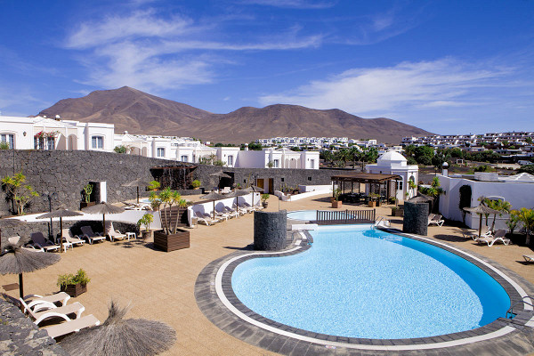 Coloradamar Bungalows and pool area
