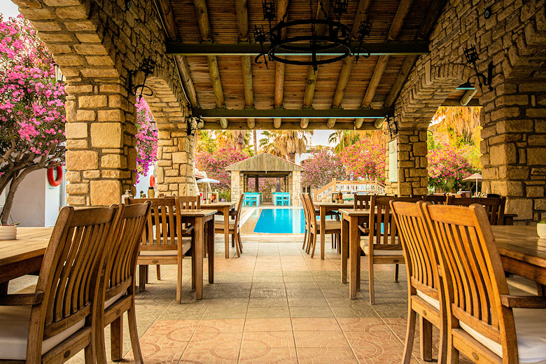 Pool-side dining at the Tamarisk Beach Hotel