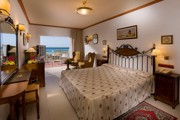 The guestrooms are comfortably furnished in nautical style