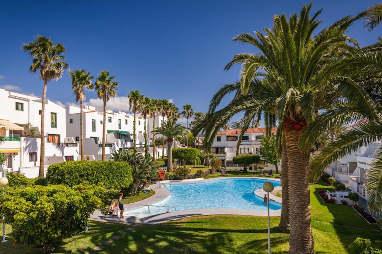 The pool and garden at Los Rosales